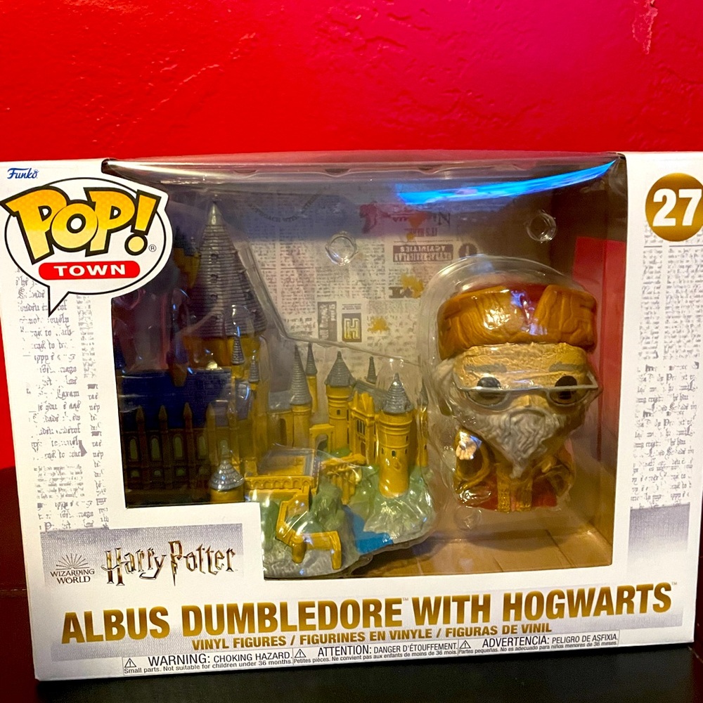 Albus Dumbledore with Hogwarts Funko town